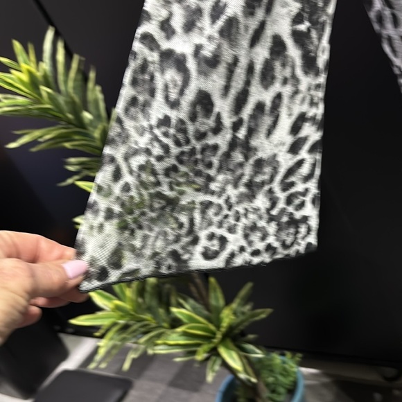 Jordan Taylor Leopard print,sheer,light,round V-cut neck,long sleeve top/coverup - Picture 7 of 13